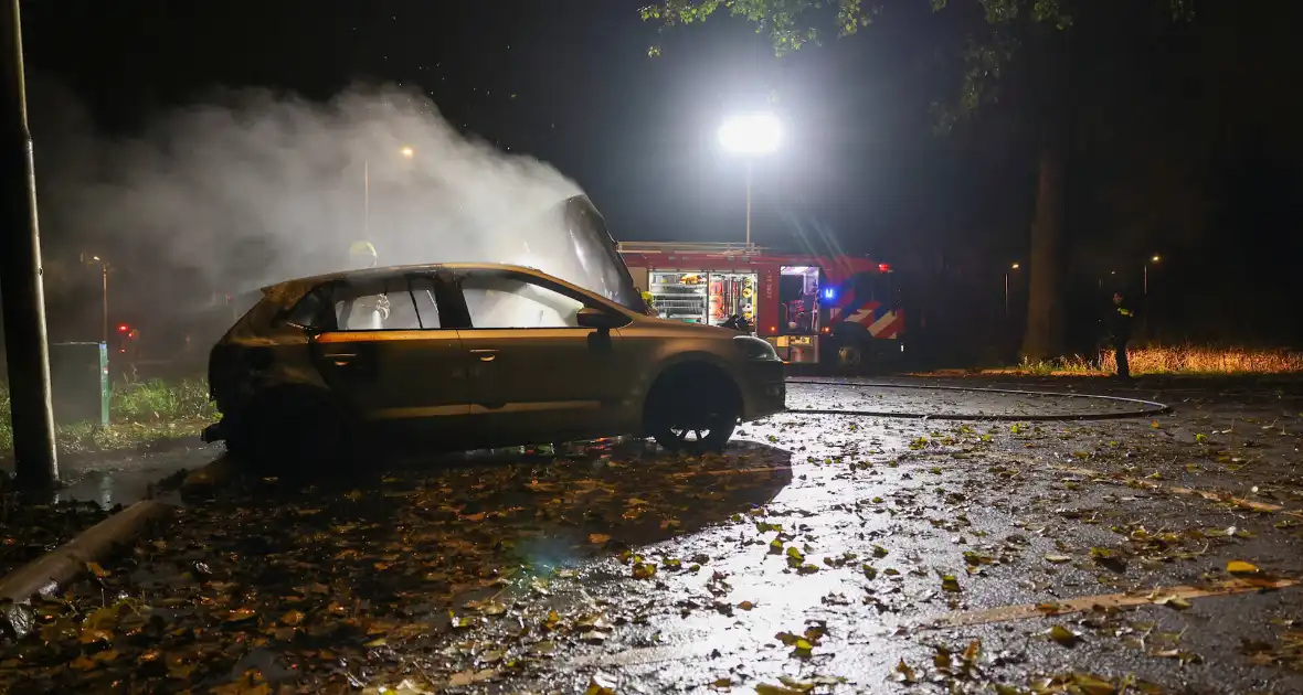 Auto volledig uitgebrand tijdens brandincident - Foto 4