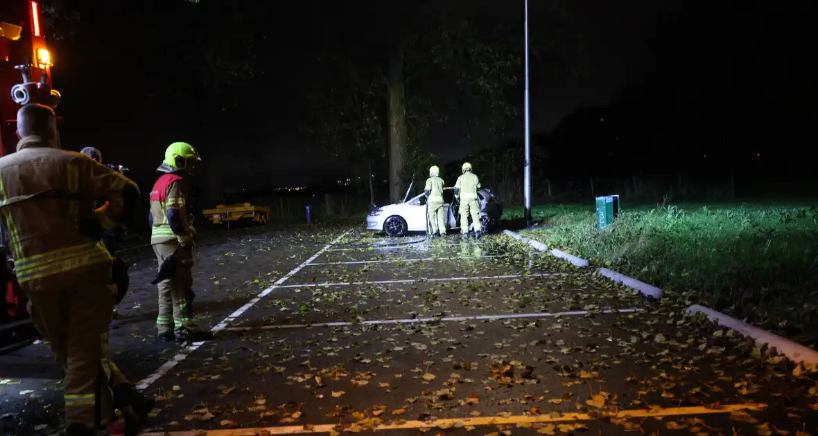 Auto volledig uitgebrand tijdens brandincident - Foto 6