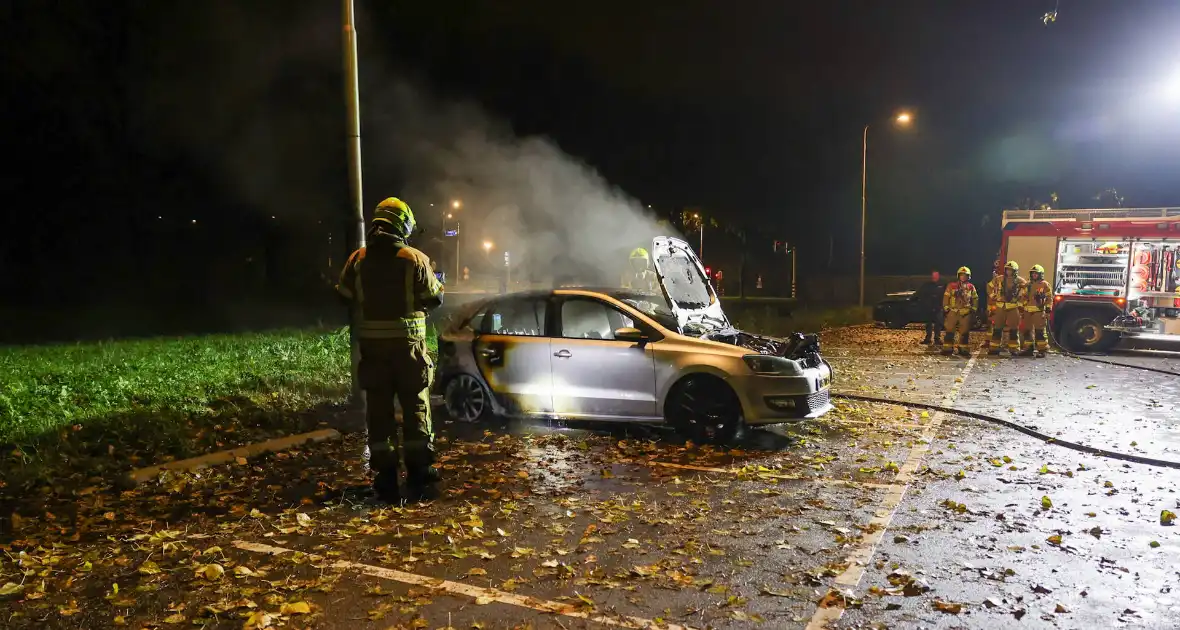 Auto volledig uitgebrand tijdens brandincident - Foto 7
