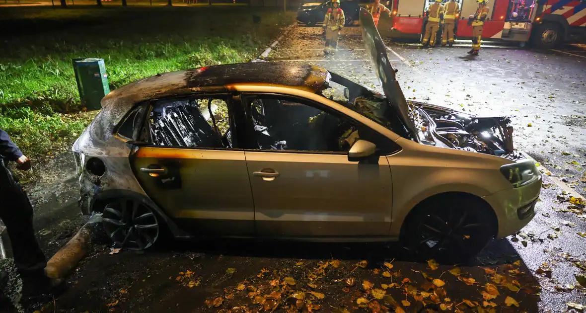 Auto volledig uitgebrand tijdens brandincident - Foto 8