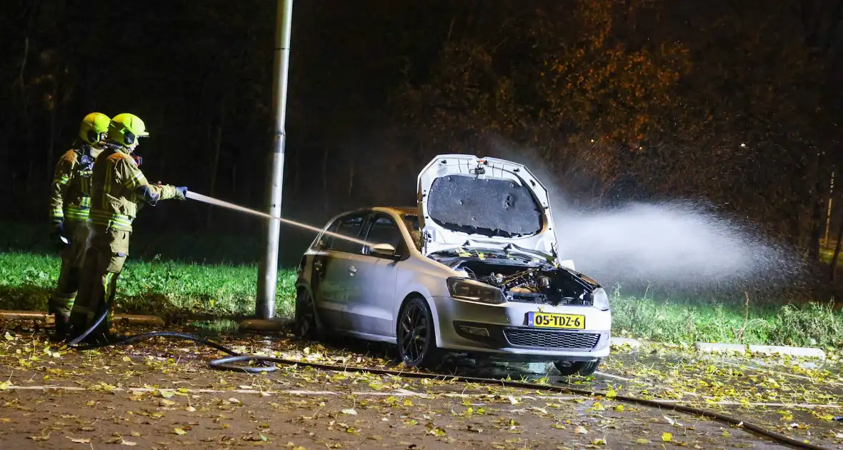 Auto volledig uitgebrand tijdens brandincident - Foto 9