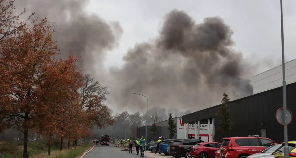 Grote brand in coatingsbedrijf veroorzaakt rookontwikkeling - Foto 1