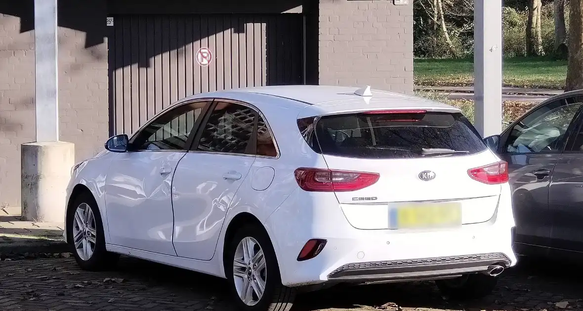 Fiets en auto beschadigd na botsing - Foto 10