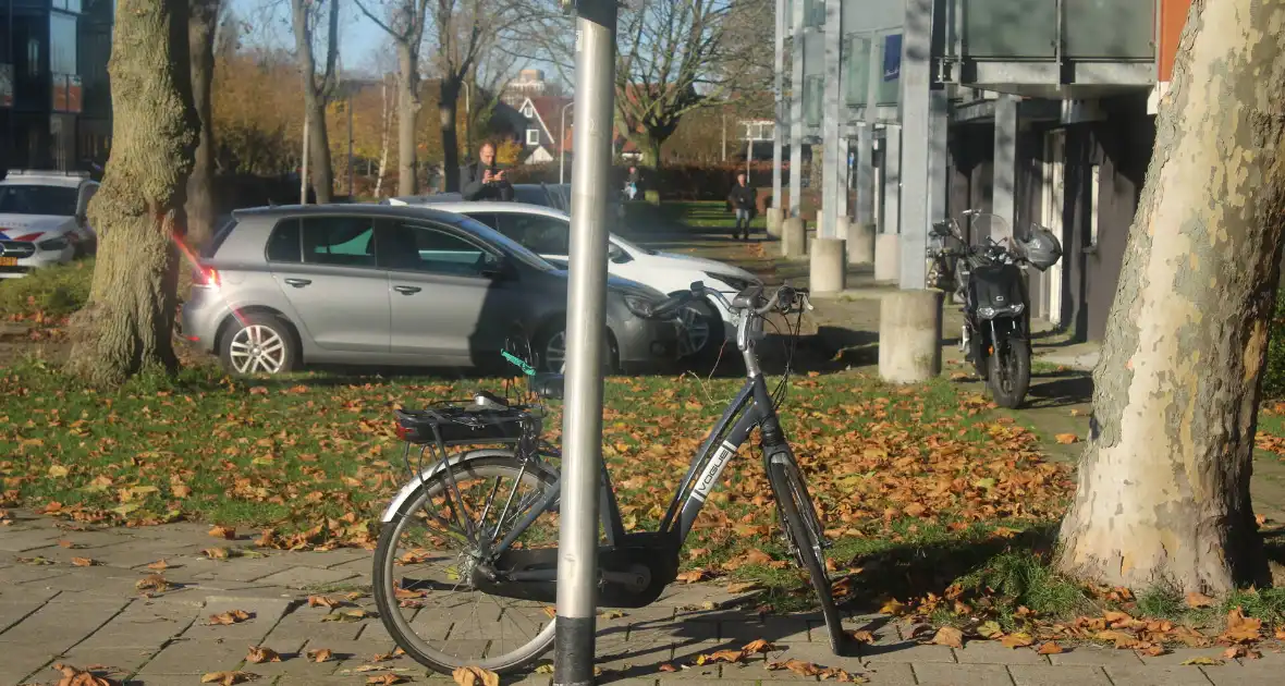 Fiets en auto beschadigd na botsing - Foto 4