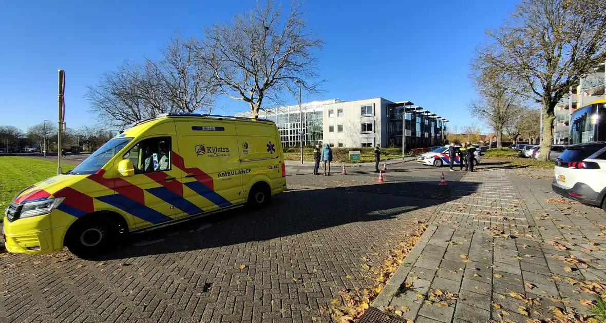 Fiets en auto beschadigd na botsing - Foto 5