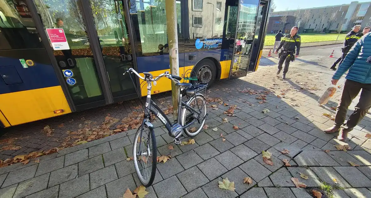 Fiets en auto beschadigd na botsing - Foto 7