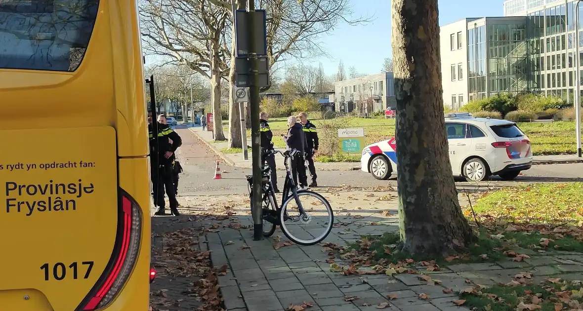 Fiets en auto beschadigd na botsing - Foto 9