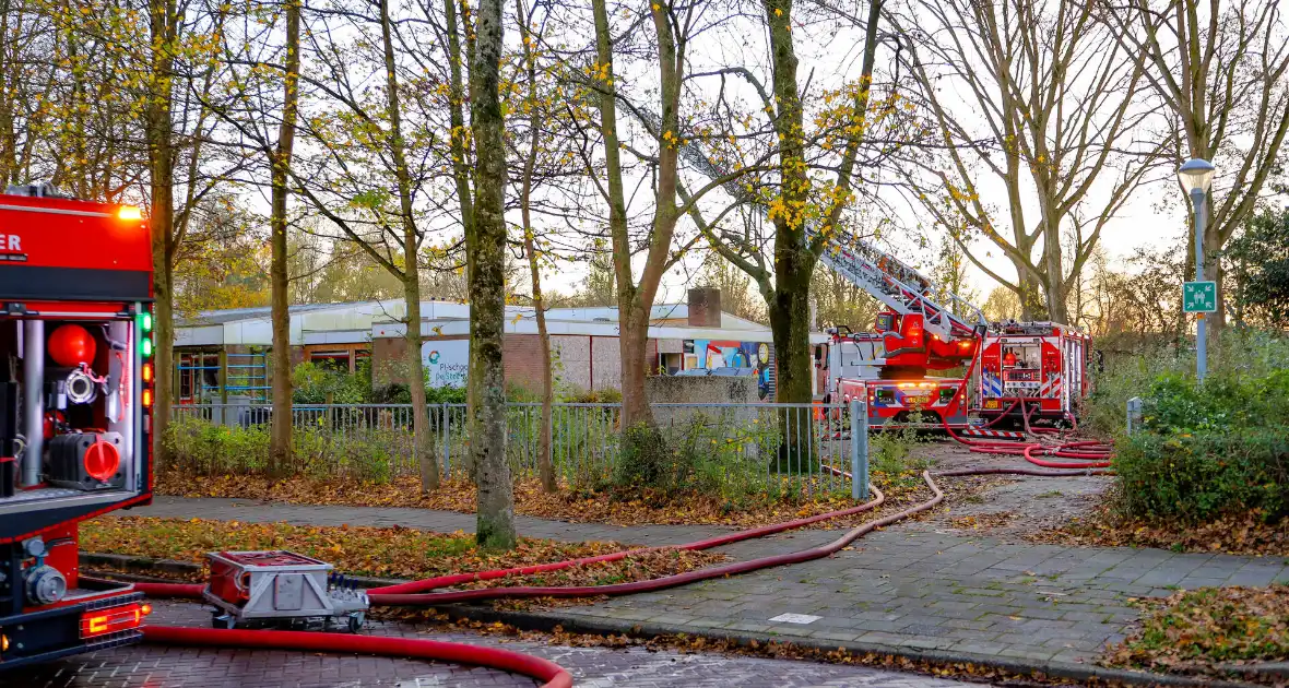 Brand in school leidt tot grote hulpverleningsactie - Foto 4