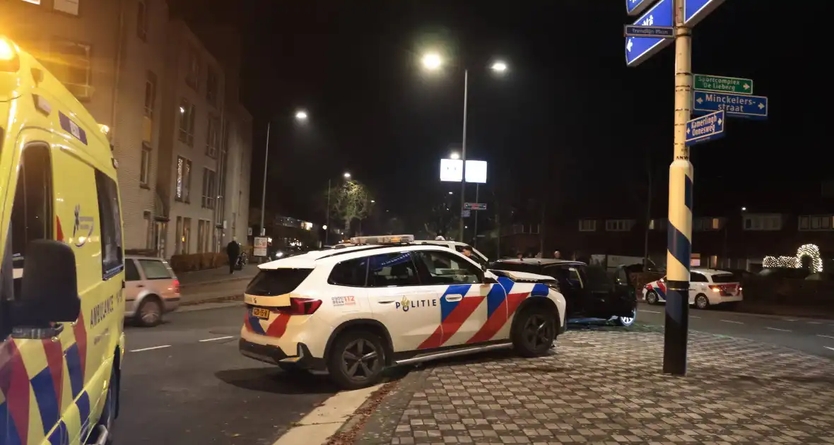 ongeval tussen politievoertuig en auto - Foto 2