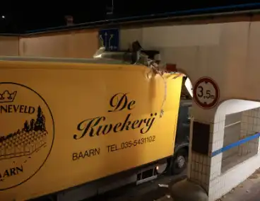 Vrachtwagen vast in tunnel, bestuurder gewond
