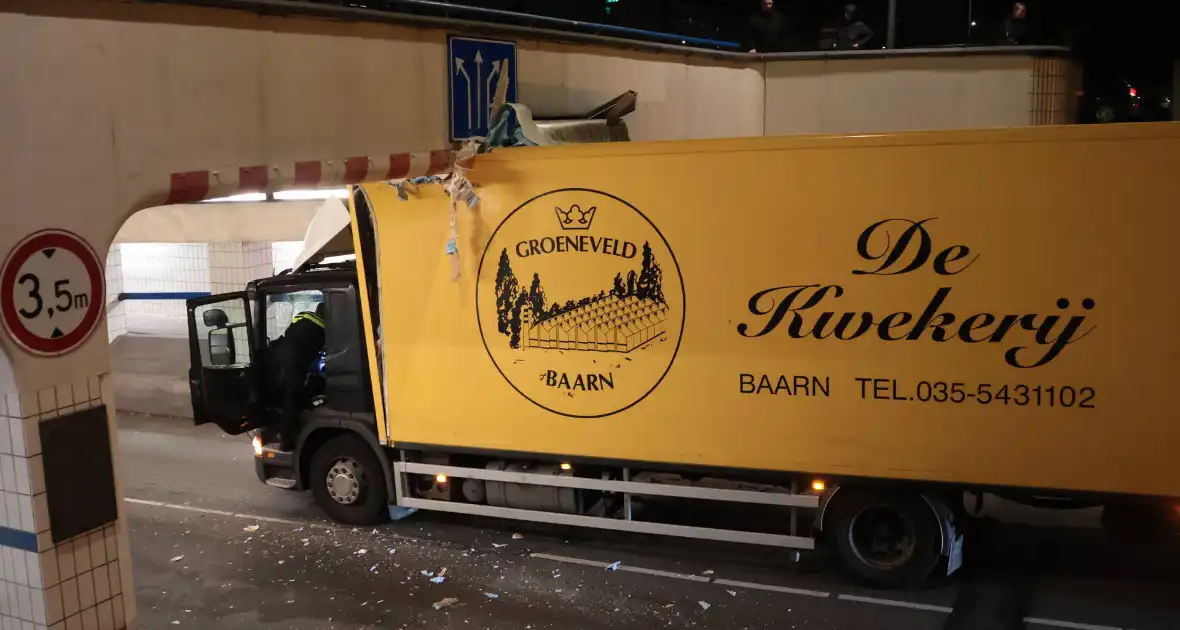 Vrachtwagen vast in tunnel, bestuurder gewond - Foto 11