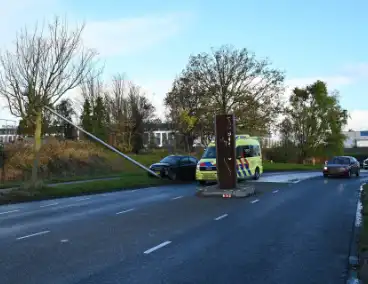 Auto tegen lantaarnpaal tot stilstand