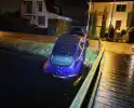 Dronken bestuurder rijdt met Tesla het water in