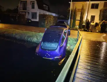 Dronken bestuurder rijdt met Tesla het water in