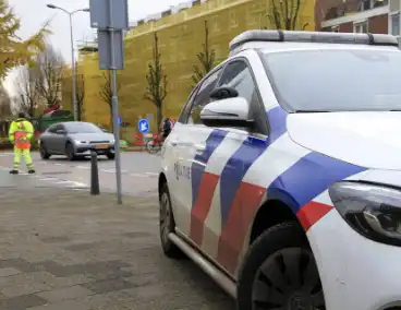 Automobiliste botst tegen verkeersregelaar