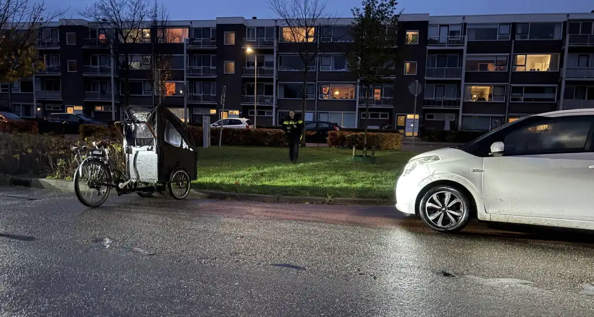 Aanrijding tussen auto en bakfiets leidt tot twee gewonden