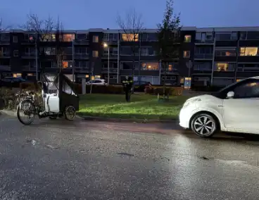 Aanrijding tussen auto en bakfiets leidt tot twee gewonden