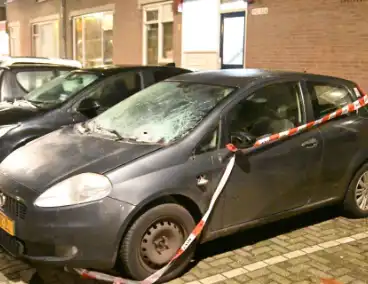 Auto zwaar beschadigd door explosie