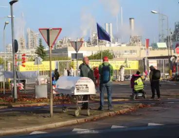 Demonstratie op industrieterrein met spandoeken