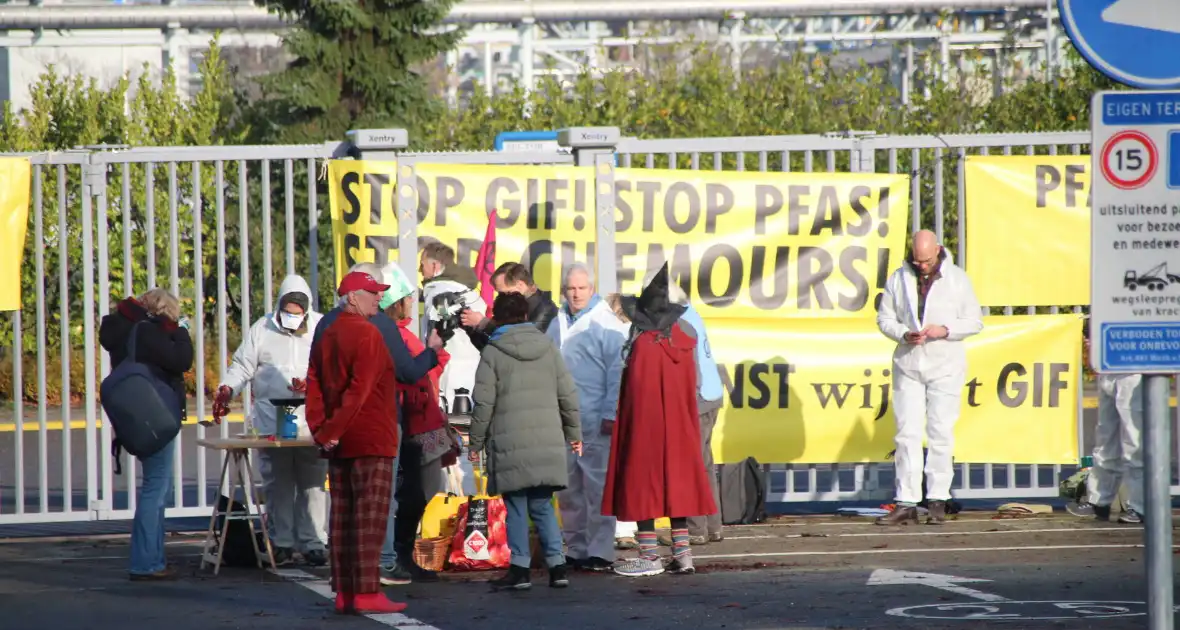Demonstratie op industrieterrein met spandoeken - Foto 1
