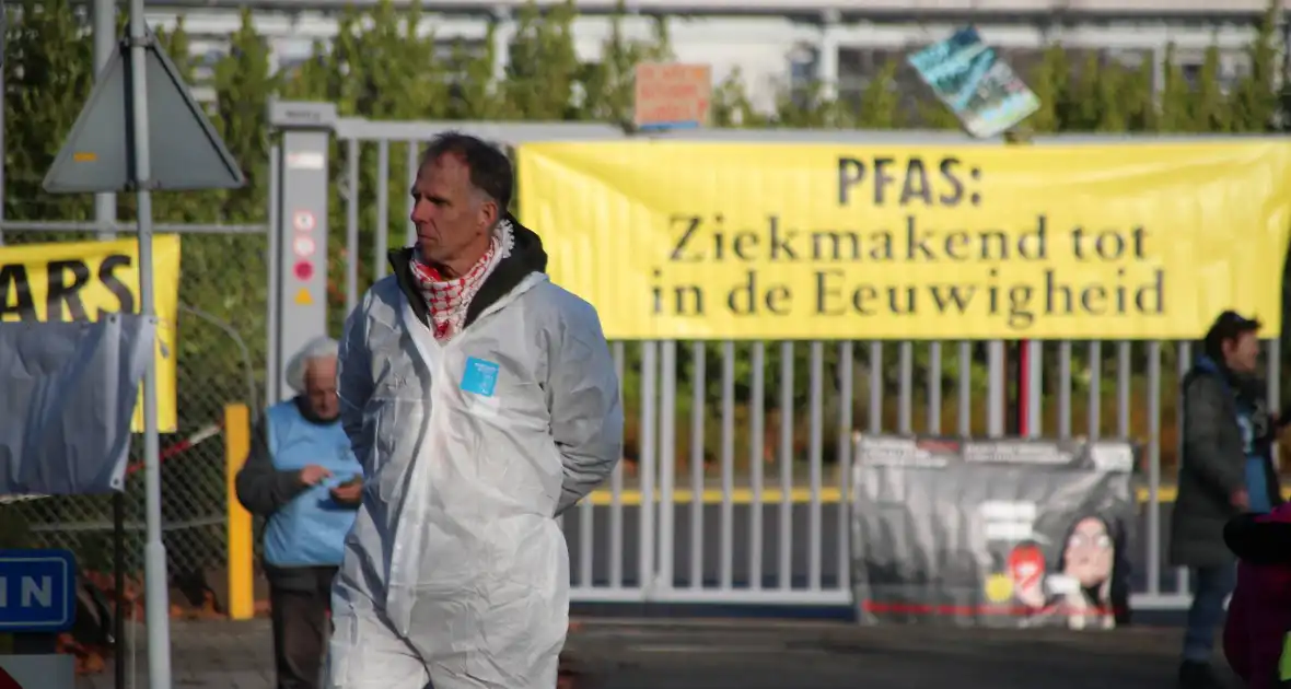 Demonstratie op industrieterrein met spandoeken - Foto 2