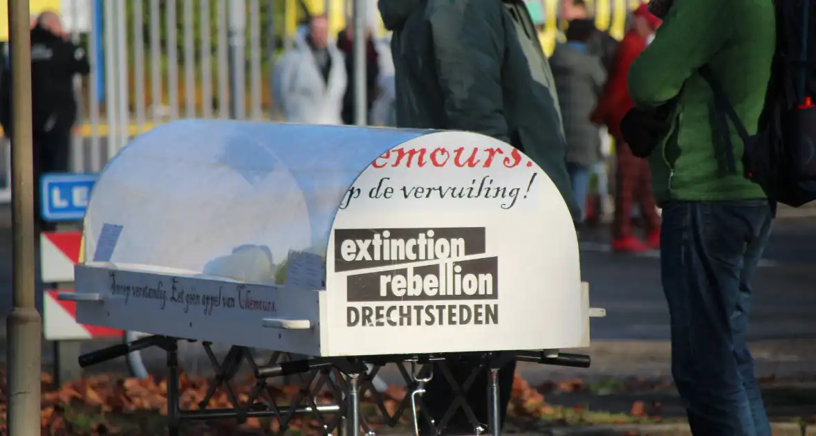 Demonstratie op industrieterrein met spandoeken - Foto 3
