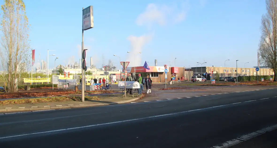 Demonstratie op industrieterrein met spandoeken - Foto 4
