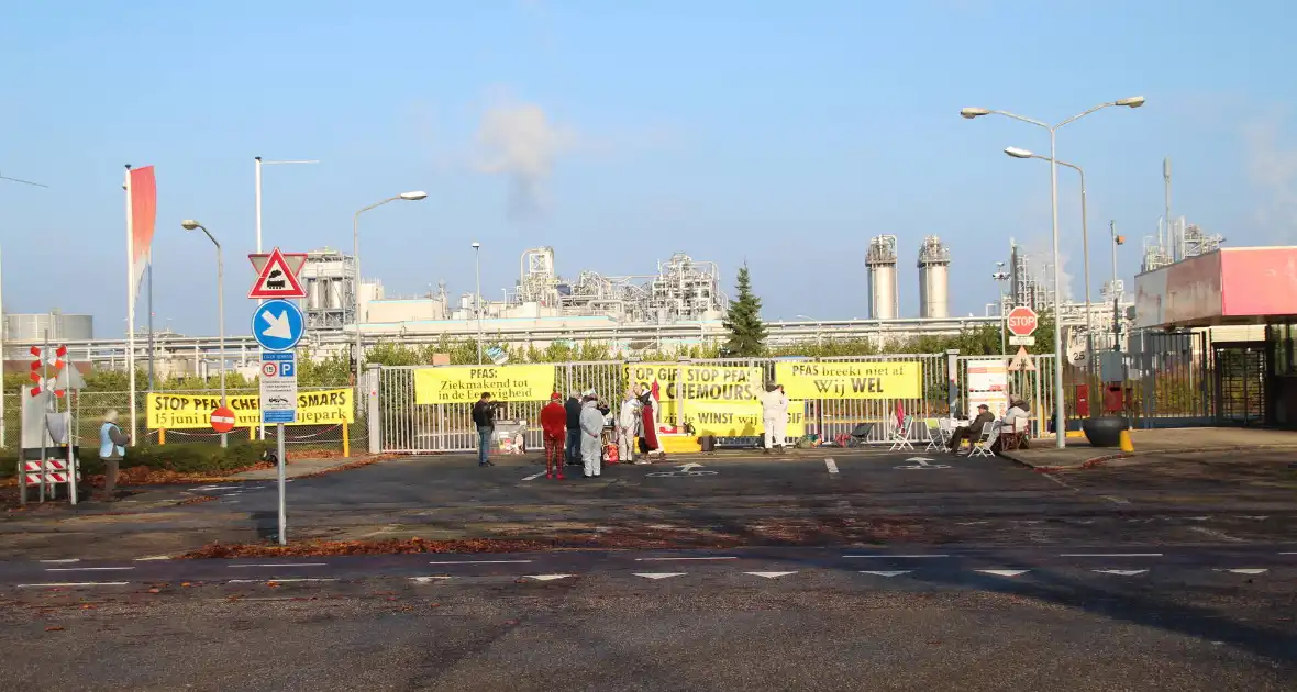 Demonstratie op industrieterrein met spandoeken - Foto 5