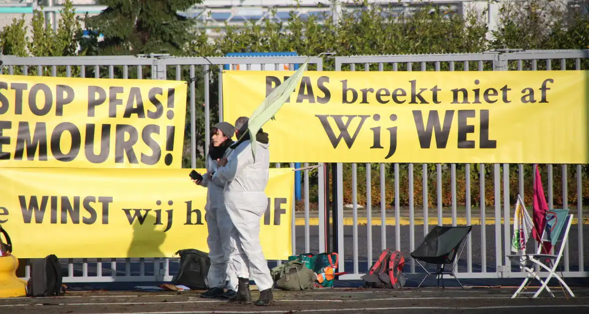 Demonstratie op industrieterrein met spandoeken - Foto 6