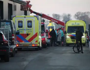 Man zwaargewond na val van dak