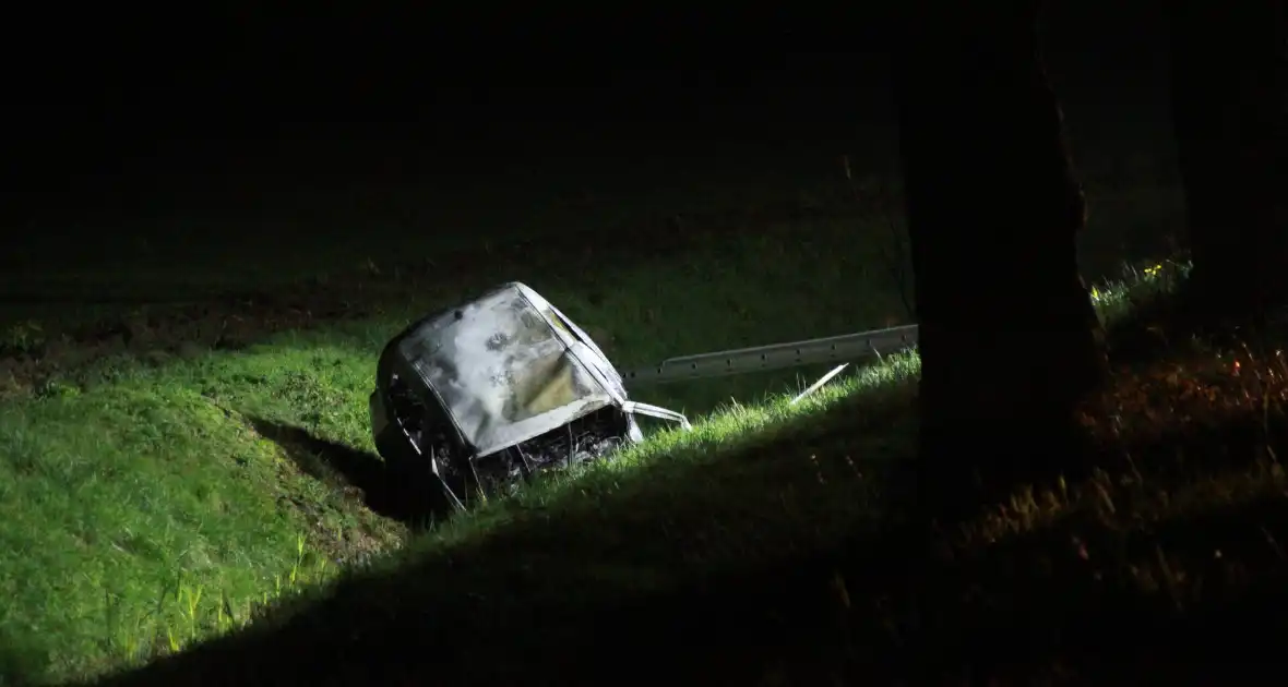 Auto in brand na ongeval, bestuurder overleden