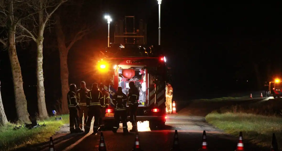Auto in brand na ongeval, bestuurder overleden - Foto 1