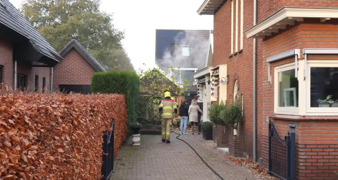 Brandweer voert sloopwerkzaamheden uit bij brand in schuur