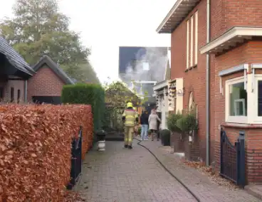 Brandweer voert sloopwerkzaamheden uit bij brand in schuur