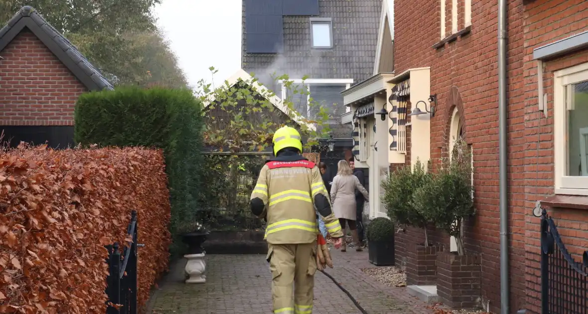 Brandweer voert sloopwerkzaamheden uit bij brand in schuur - Foto 1