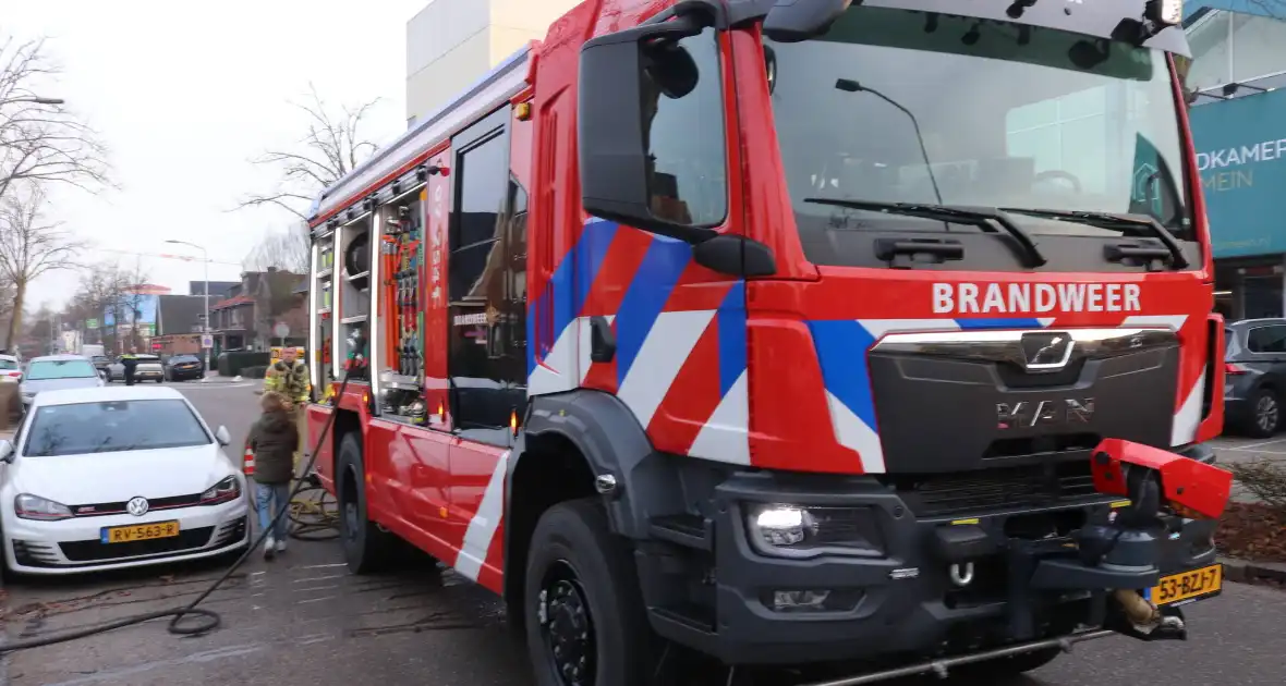 Brandweer voert sloopwerkzaamheden uit bij brand in schuur - Foto 2