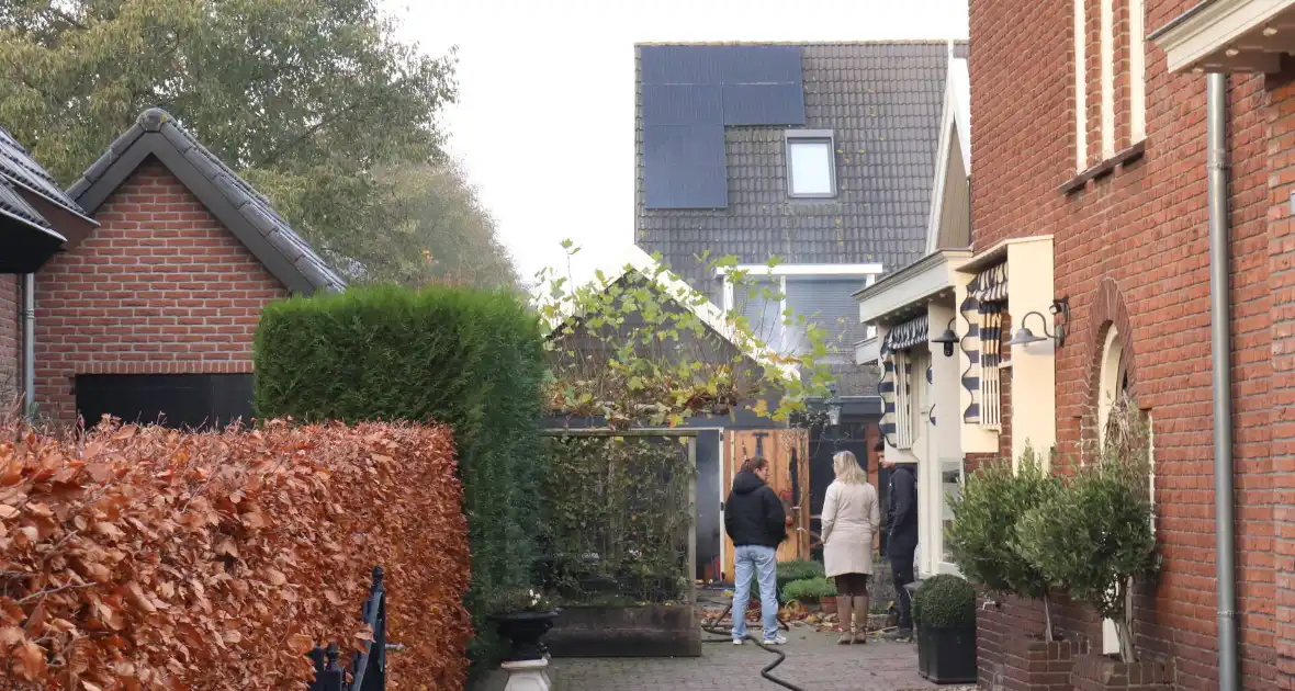 Brandweer voert sloopwerkzaamheden uit bij brand in schuur - Foto 3