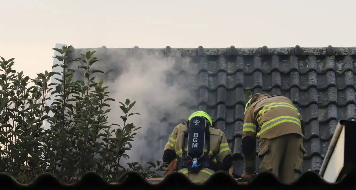 Brandweer voert sloopwerkzaamheden uit bij brand in schuur - Foto 4