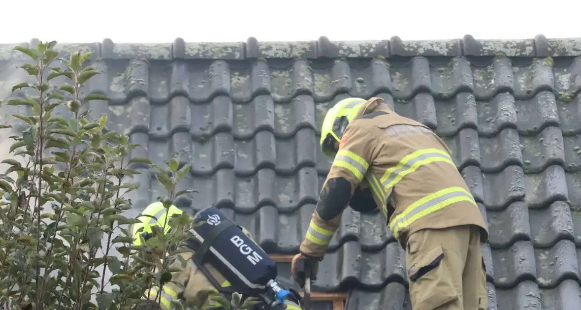 Brandweer voert sloopwerkzaamheden uit bij brand in schuur - Foto 5
