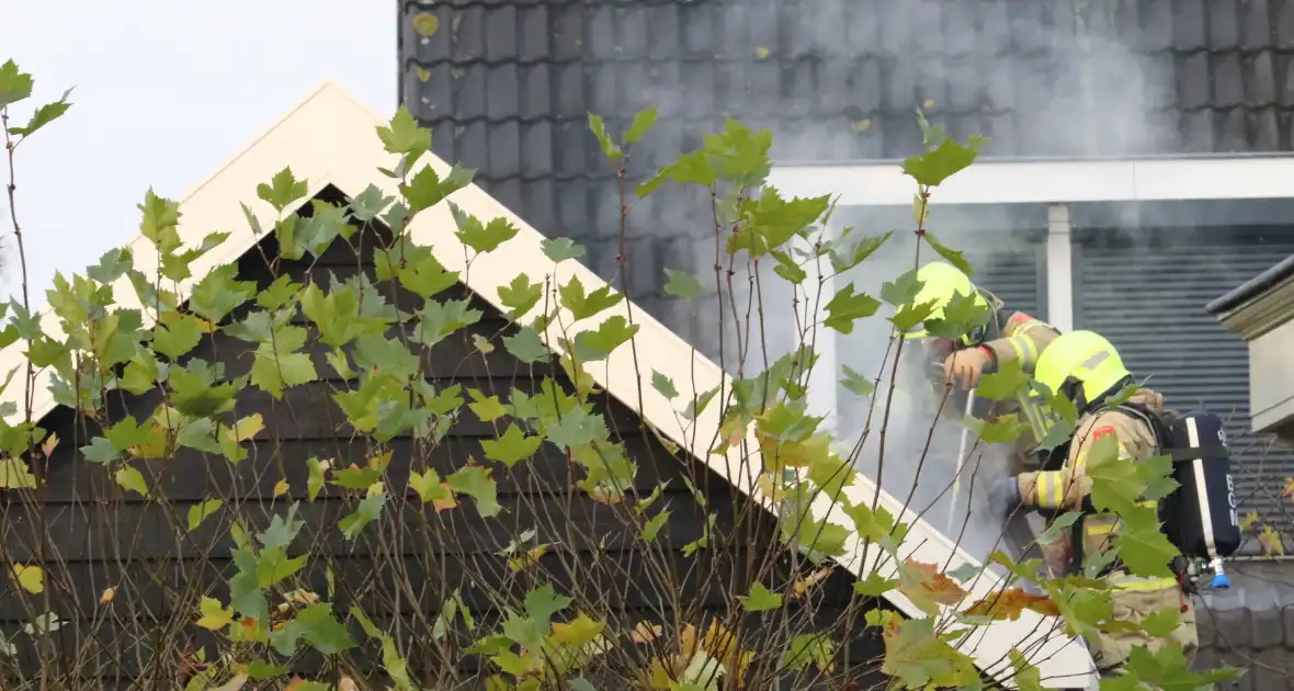 Brandweer voert sloopwerkzaamheden uit bij brand in schuur - Foto 6