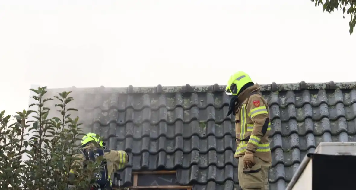 Brandweer voert sloopwerkzaamheden uit bij brand in schuur - Foto 7