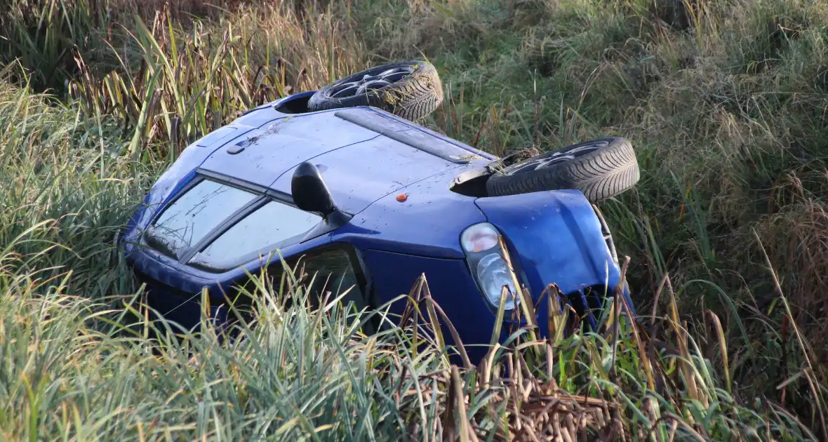 Grote inzet hulpdiensten bij voertuig te water - Foto 1