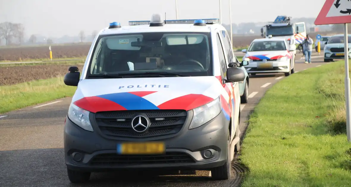 Grote inzet hulpdiensten bij voertuig te water - Foto 2