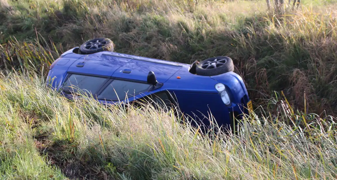 Grote inzet hulpdiensten bij voertuig te water - Foto 3
