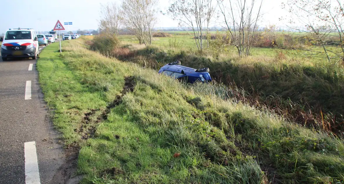 Grote inzet hulpdiensten bij voertuig te water - Foto 4