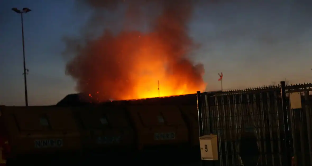 Flinke brand in plastic container bij afvalverwerker
