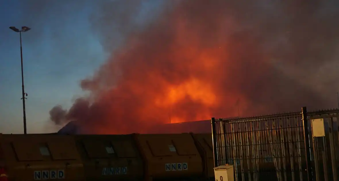 Flinke brand in plastic container bij afvalverwerker - Foto 1