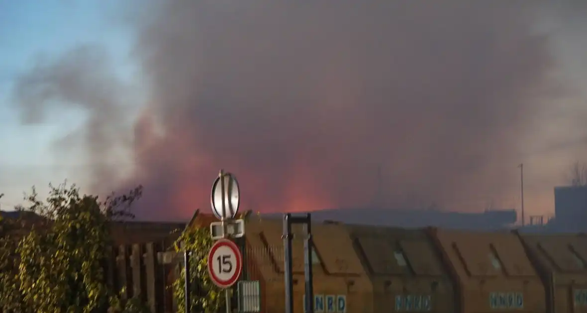 Flinke brand in plastic container bij afvalverwerker - Foto 3