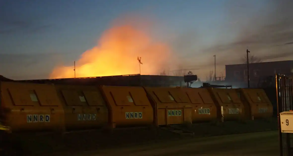 Flinke brand in plastic container bij afvalverwerker - Foto 6