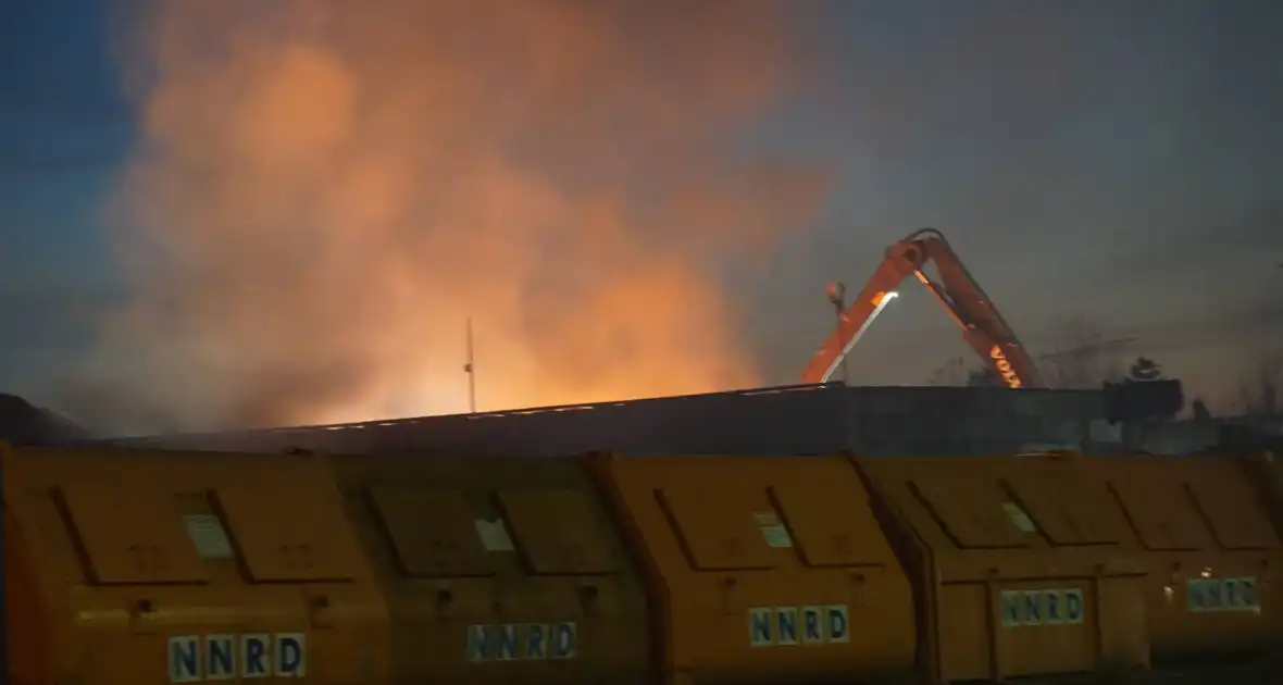 Flinke brand in plastic container bij afvalverwerker - Foto 7